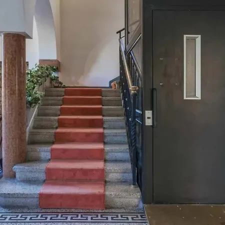 Monate Villa